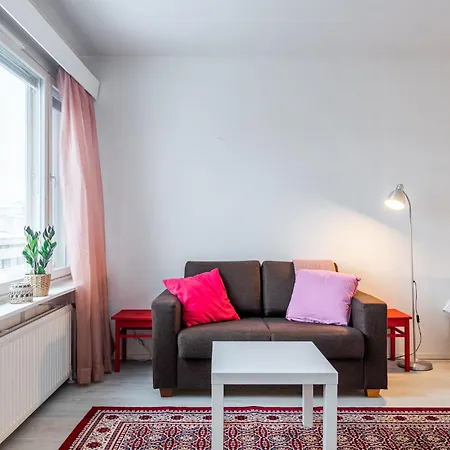 Nice Studio With Balcony Next To Railway Station 아파트
