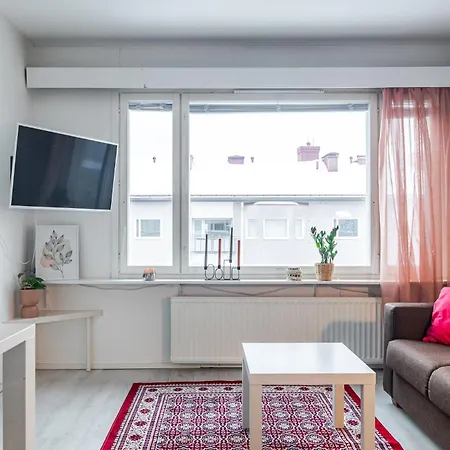 Nice Studio With Balcony Next To Railway Station 아파트 *