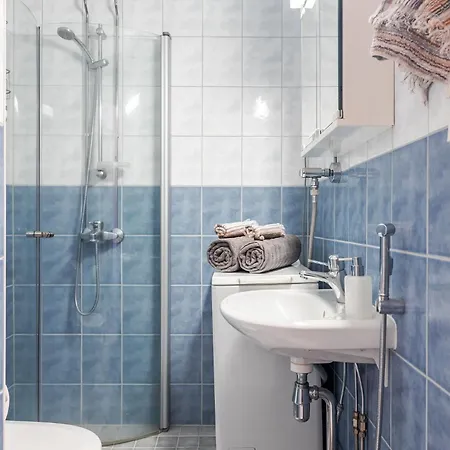 Nice Studio With Balcony Next To Railway Station 아파트 라티